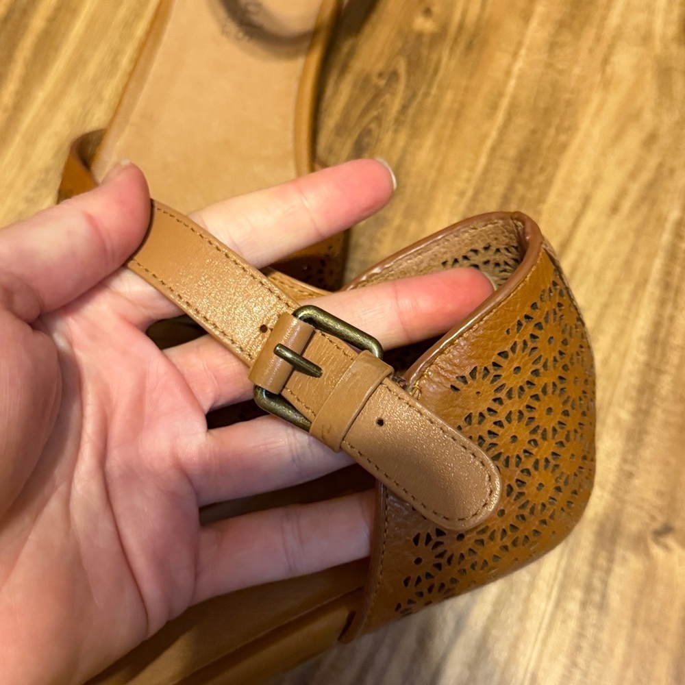 Gentle Souls Kenneth Cole women’s 9 sandals shoes Tan brown cutout flat buckle - Picture 4 of 8